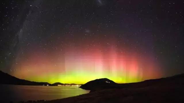 新西兰南半球的粉色极光