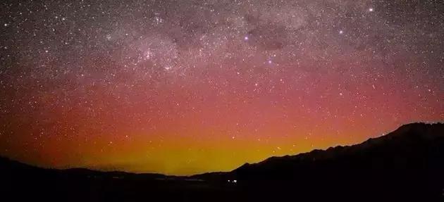 新西兰南半球的粉色极光